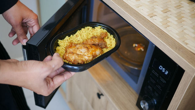 Revelado por que você não deve colocar comida no centro do micro-ondas; as pessoas usam errado há mais de 20 anos