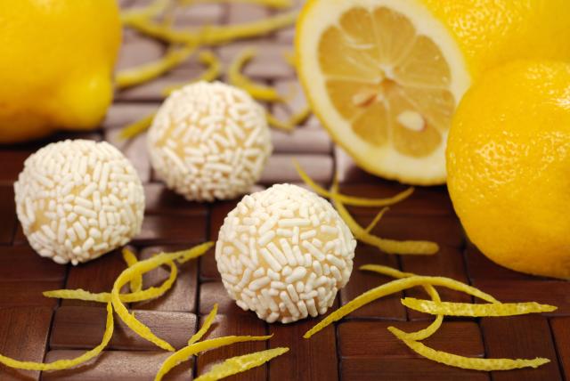 Brigadeiro de limão siciliano é uma receita diferente e bastante saborosa. (créditos: Shutterstock) 