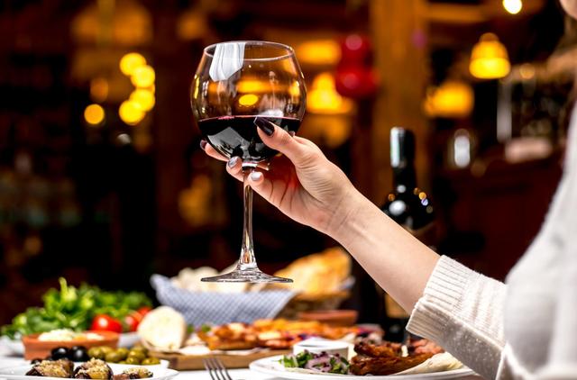 Poucas pessoas sabem, mas esse erro ao segurar a taça de vinho pode afetar o sabor da bebida