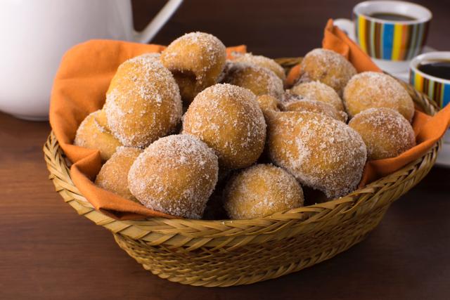 Por que não usar fubá para fazer o bolinho de chuva? (Créditos: Shutterstock)