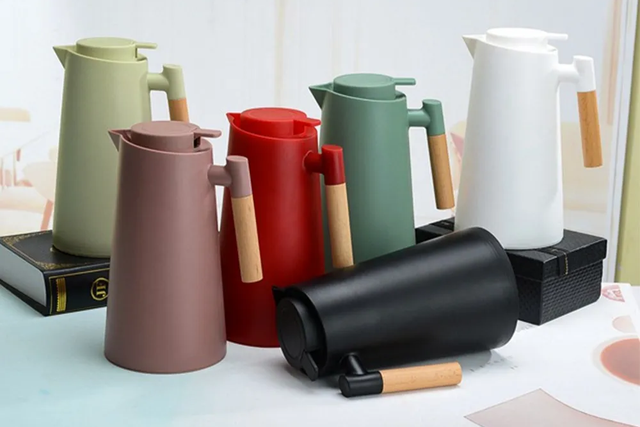 Garrafa térmica com design moderno e termômetro em LED (Divulgação: Mercado Livre).