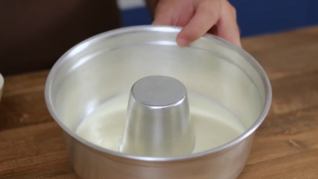 Cobertura é a primeira etapa do preparo do sorvete de limão. (créditos: Reprodução/Youtube Gabriel Freitas)