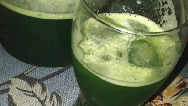 O couve e o limão desse suco detox vão ser os principais aliados da sua saúde. (Créditos: TudoGostoso/Fernanda Resende)
