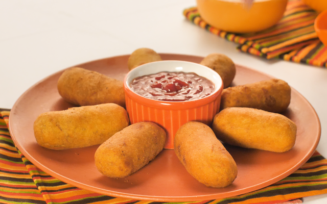 Feito com massa de salgadinho, o enroladinho de salsicha pode ser pequeno, igual os salgadinhos de festa, ou com a salsicha inteira, igual às lanchonetes (Créditos: TudoGostoso)
