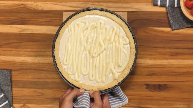 Torta de camarão com requeijão cremoso por cima pronta para ir ao forno (Créditos: TudoGostoso)