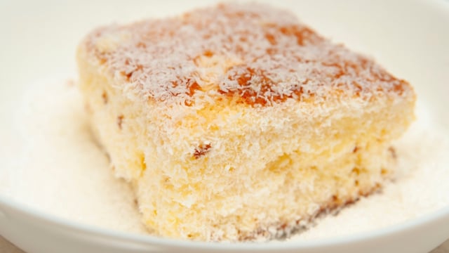 Esse bolo de coco gelado molhadinho é só o que quero comer hoje, credo que delícia de receita!