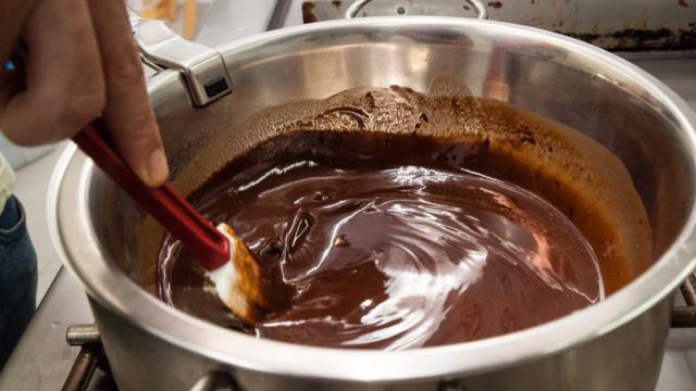 Cobertura de chocolate para bolo SEM LEITE CONDENSADO: veja como fazer!