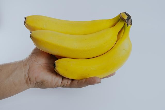 Nem em cima do armário, nem dentro da geladeira: é assim que você deve guardar banana para durar mais