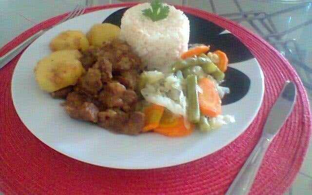 A panela de pressão é ótima para cozinhar carne rapidinho (Créditos: TudoGostoso/Lidia)