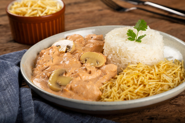 Esse strogonoff é o almoço rápido e delicioso perfeito pra matar a fome das crianças nas férias