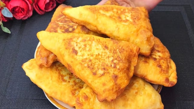 Pastelzinho de batata para o jantar ou lanche da tarde: massa fofinha, recheio de queijo e pode até congelar