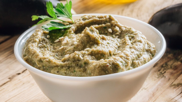 O patê de berinjela não pode ficar de fora do cardápio de pastinhas para comer com pães e torradas (Créditos: Shutterstock)