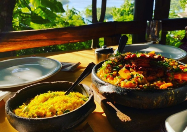 O polo gastronômico da Pedra de Guaratiba tem uma das vistas mais bonitas para fazer suas refeições (Créditos: Reprodução Instagram)