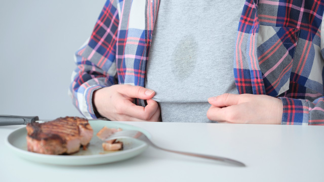 Fiz e deu certo: misture esses dois produtos de limpeza para remover manchas antigas de óleo da roupa