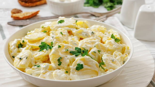 Este é o tempo máximo que você pode deixar a maionese de batata fora da geladeira, de acordo com especialistas em segurança alimentar