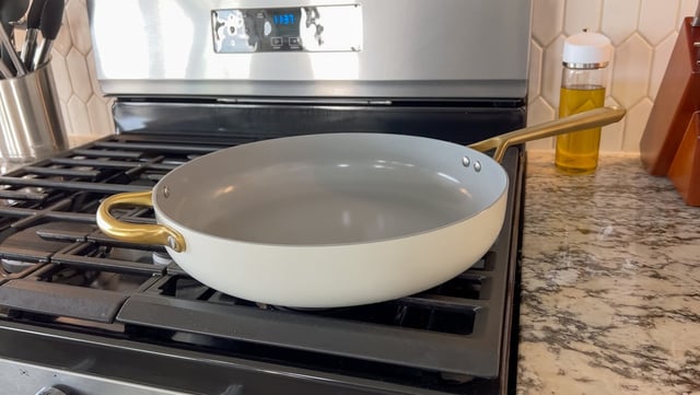 Panela de cerâmica é a melhor escolha para preparos como molhos, caldos, legumes e cozidos. (créditos: Shutterstock)