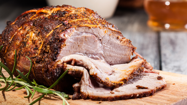 Pernil ficou para trás: açougueiros revelam qual é a carne de porco mais suculenta para assar e esse truque do TudoGostoso faz toda a diferença no preparo