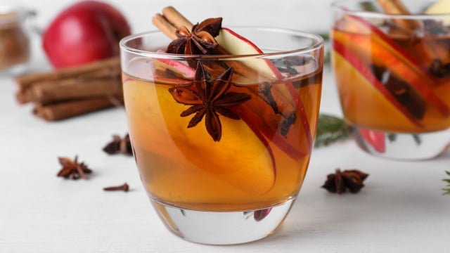 Quentão feito com cachaça, maçã fatiada, canela em pau e cravos (Créditos: Shutterstock)