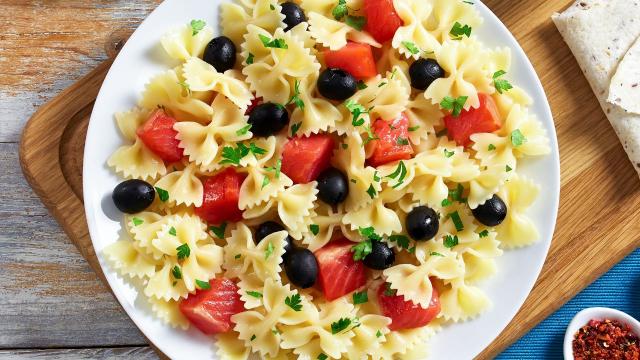 Esta é a melhor salada de macarrão saudável que você pode fazer com apenas três ingredientes e em 15 minutos