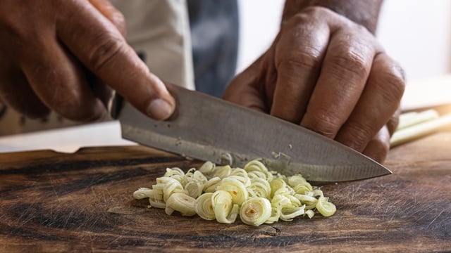 Faca sem fio pode exigir mais força durante o corte e aumentar o risco de acidentes na cozinha. (créditos: Shutterstock)