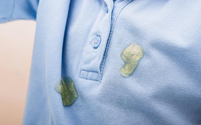 Como tirar a gosma de slime da roupa das crianças sem usar vinagre: "Se a mancha estiver úmida ou seca, a primeira coisa que você deve fazer é..."