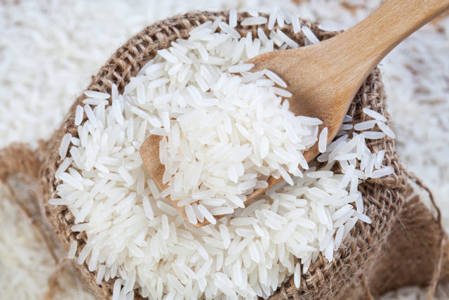 Arroz branco e suas polêmicas: afinal, podemos comer à vontade ou é preciso ter cuidado?