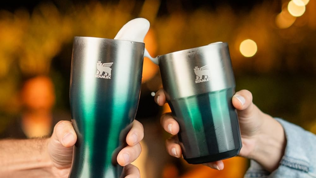 Amazon faz queima de copos e garrafas Stanley chegando a mais de 50% OFF