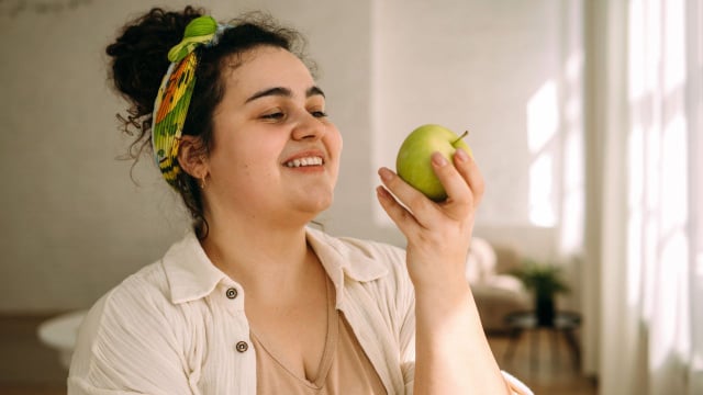 Se a fome persistir, vale comer uma fruta para controlar os "beliscos" fora de hora (Créditos: Shutterstck)