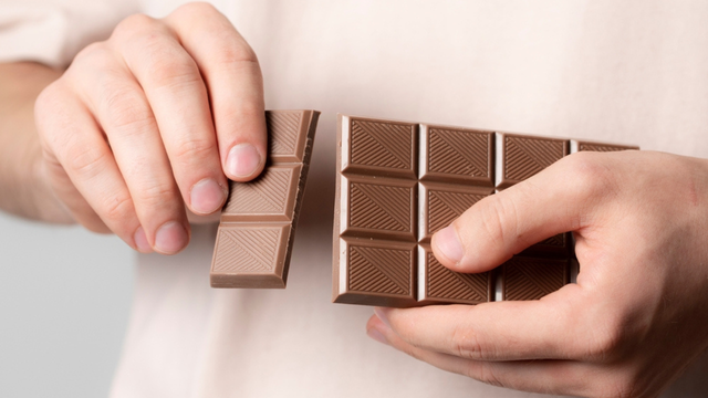 Chocolate à noite ajuda ou atrapalha o sono? Descubra o que acontece no seu corpo se você consumir um quadradinho à noite