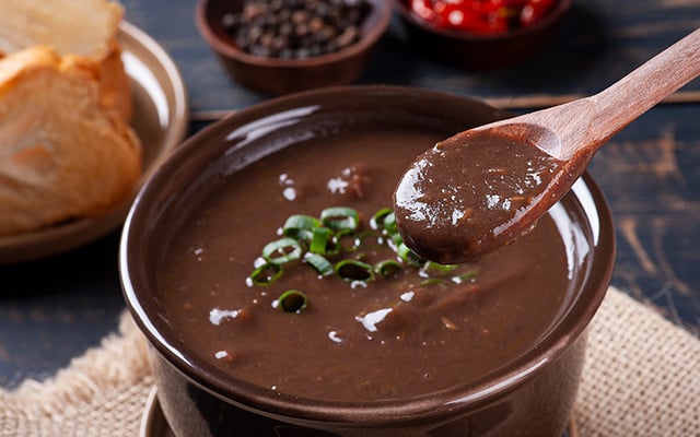 Sobrou feijão da feijoada? Transforme as sobras em um caldinho cremoso que parece prato de restaurante gourmet