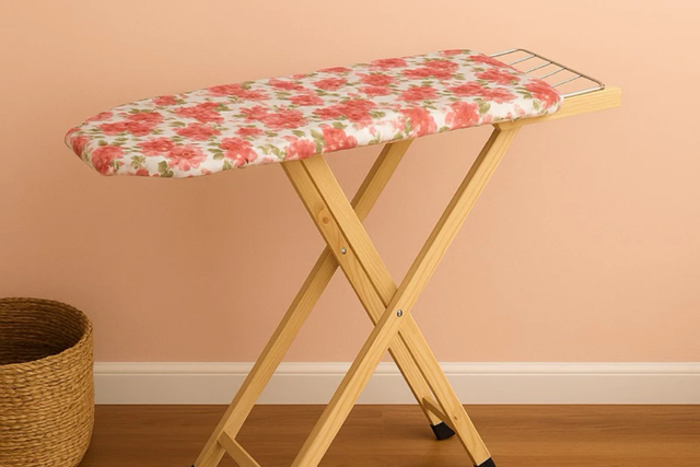 Tábua de passar dobrável em madeira reflorestada com regulagem (Divulgação: Shopee).
