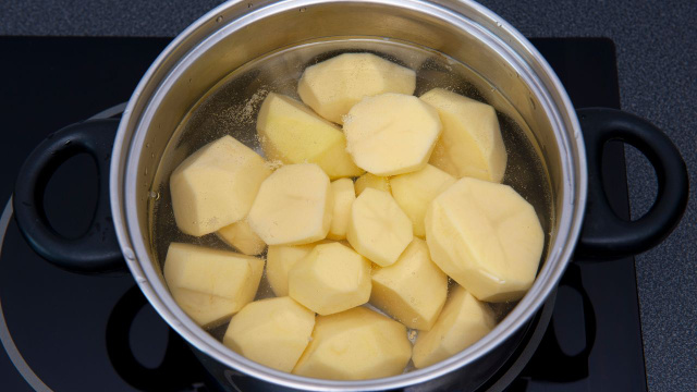 O que adicionar à água ao cozinhar batatas: elas cozinham mais rápido e ficam mais saborosas