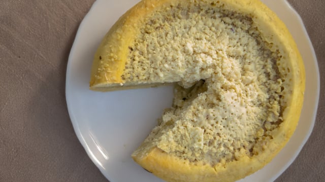 O processo de fabricação do casu marzu é considerado controverso, mas ele ainda é consumido em algumas regiões (Créditos: Shutterstock)