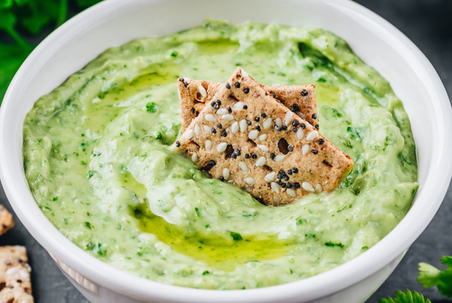 Pasta de ingredientes verdes de liquidificador é um molho (DOS DEUSES!) para um cardápio saudável