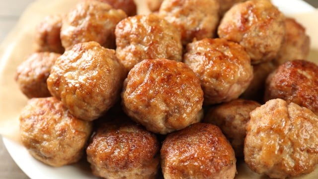 Os chefs bascos concordam: "As melhores almôndegas não são feitas com cebola; use 750 g de carne moída, 100 ml de leite e 1 dente de alho”