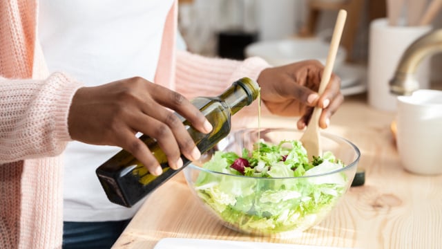 Os chefs espanhóis concordam: "Ao temperar uma salada, é preciso seguir a lógica e adicionar o azeite por último”