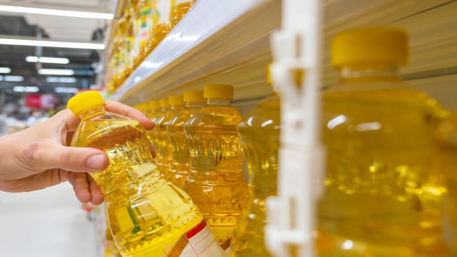 Diminui muito o gasto com azeite depois que descobri esse óleo vegetal saudável e barato!