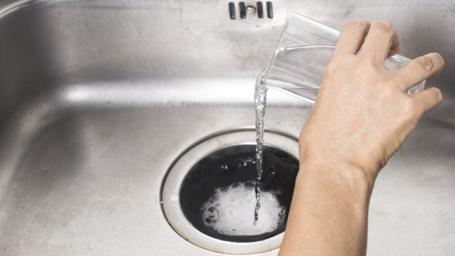 Para que serve colocar vinagre branco no ralo de casa? Depois que aprender esse truque sua faxina vai mudar