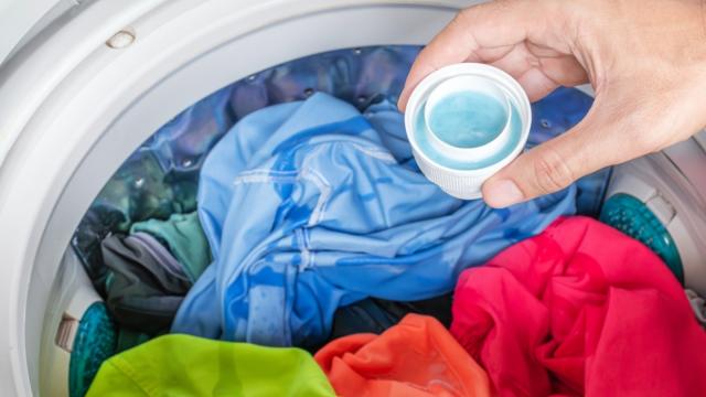 Coloque algumas gotas no amaciante e tenha roupas duas vezes mais cheirosas sem gastar dinheiro extra: ingrediente simples é antibacteriano