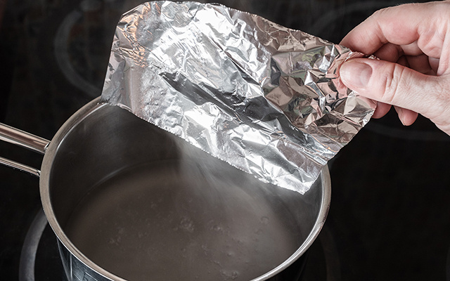 O truque do papel-alumínio: você não vai acreditar no que ele faz com as panelas queimadas