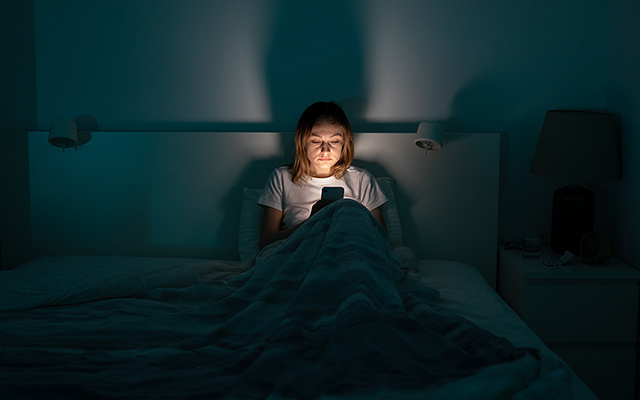 Se você mexe no celular ou assiste TV no escuro, você precisa saber disso!