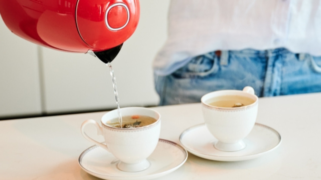 Café, chá ou chimarrão? Chaleira digital acerta a temperatura ideal para cada preparo e está com 46% de desconto