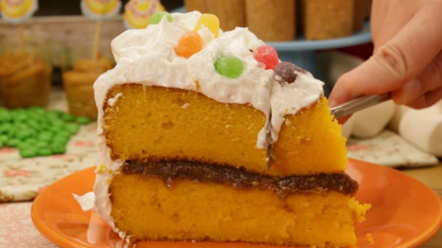 Esse bolo de cenoura de aniversário com brigadeiro e merengue parece difícil, mas é feito no liquidificador