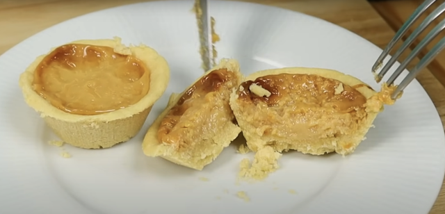 Empada de leite condensado surreal: apenas 3 ingredientes e massa derrete na boca