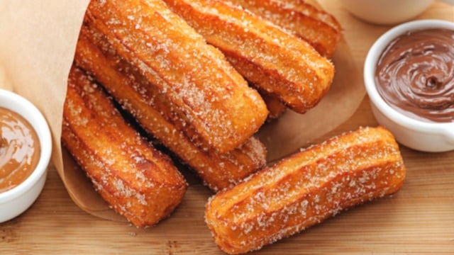 Porção de churros caseiros crocantes polvilhados com açúcar (Créditos: TudoGostoso)