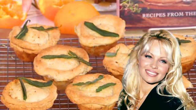 Pamela Anderson tem um novo livro de receitas: veja como fazer a torta vegetariana e o bolo sourdough de gengibre com calda de caramelo da eterna Baywatch