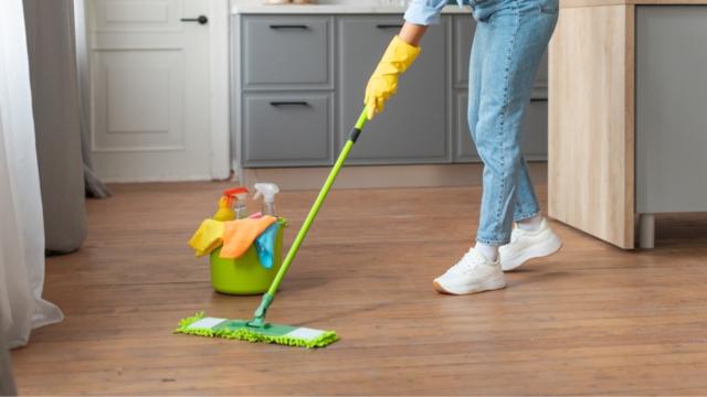 Nada de amônia, nem alvejante: o que colocar no balde de água para um piso brilhante que nem a vovó faz na casa dela