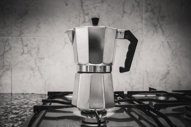 Por que você tem que deixar a tampa aberta ao fazer café na cafeteira italiana: o truque dos baristas