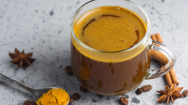 Para que serve café com cúrcuma? Descubra porque combinação está em alta e quais são os benefícios para a saúde