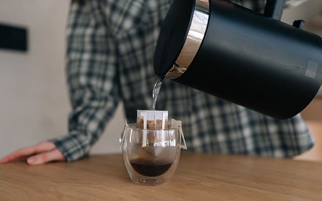 Nem açúcar, nem adoçante: esse truque simples vai transformar o seu café coado e deixá-lo muito melhor